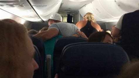 Video Tim Tebow Leads Passengers In Prayer After In Flight Emergency