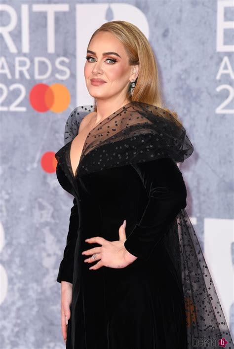 Adele Posa En La Alfombra Roja De Los Brit Awards 2022 Artistas En