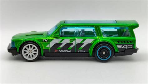 Машинка Базова Hot Wheels Volvo 240 Drift Wagon Super Treasure Hunt STH