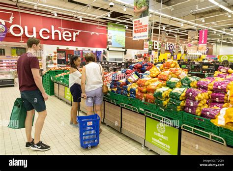 Supermarché français l intérieur du supermarché Carrefour Quimper