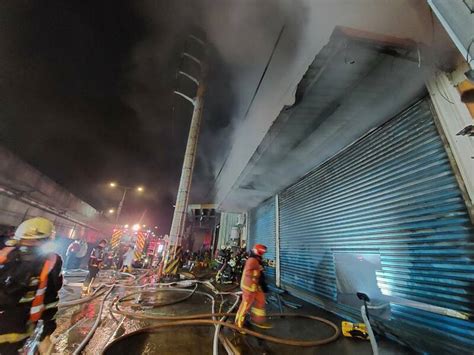 加油站旁倉庫火警 消防破門、雲梯車升梯急滅火 社會 自由時報電子報