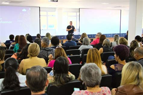 Prefeitura Entrega Notebooks Para Diretores E Coordenadores Da Rede