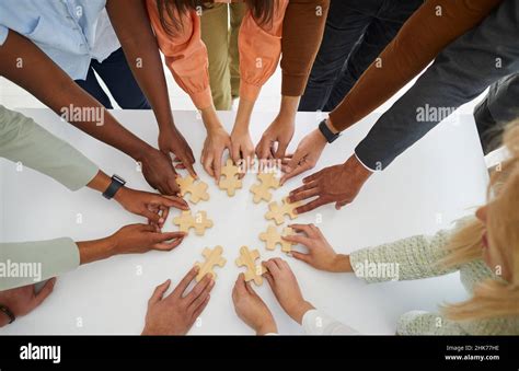 Les Mains De Diff Rents Professionnels Reliant Des Pi Ces De Puzzle