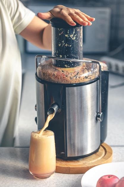 Une Femme Pr Pare Du Jus De Pomme La Maison Avec Un Extracteur De Jus