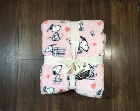 Queen Berkshire Peanuts Snoopy Love Snoopy All Over Velvetsoft Queen Size Blanket Collection