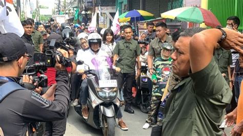 Anies Baswedan Tiba Di Tanah Merah Naik Sepeda Motor Warga Sambut