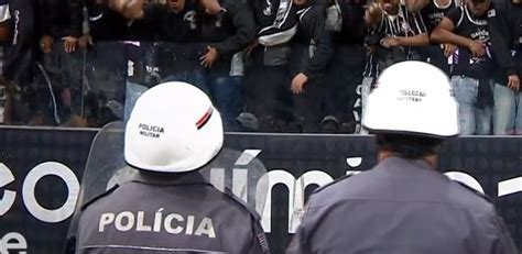 Torcida protesta após derrota do Corinthians Fora todo mundo