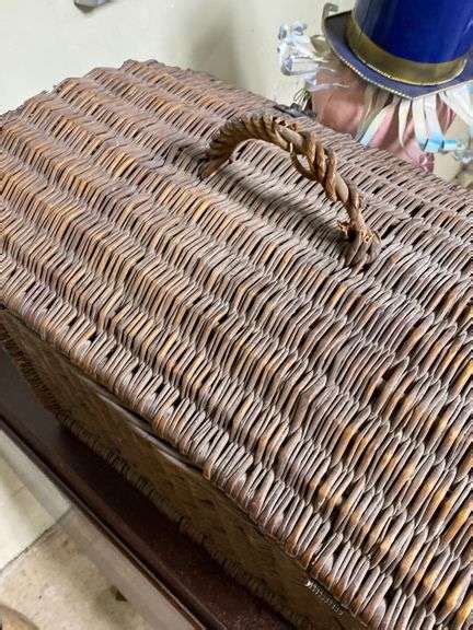 Wicker Trunk Dixon S Auction At Crumpton