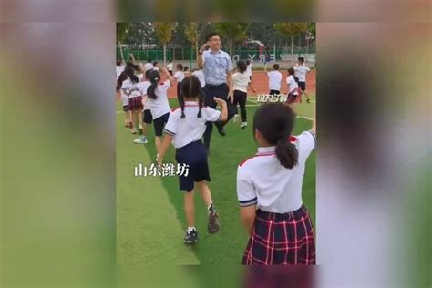 小学老师陪孩子们一起跳课间操，比学生们跳得还带劲