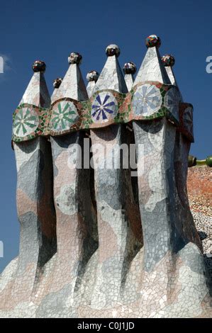 Cerámica y chimeneas en la azotea Casa Batlló del arquitecto Antoni