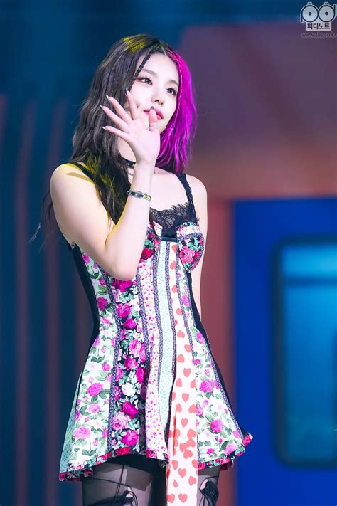 210926 Itzy Loco At Inkigayo Kpopping