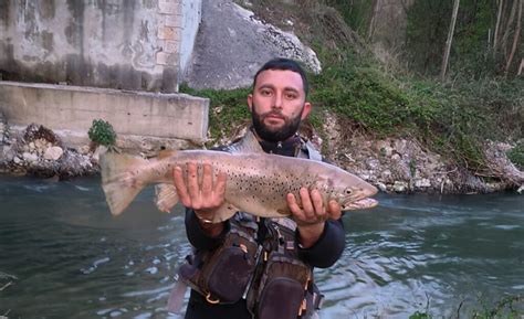 Due Fratelli Pescano Una Trota Fario Gigante Nel Fiume Liri Pesa Pi