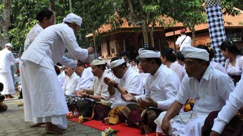 Pemkot Denpasar Ngaturang Bhakti Penganyar Dan Penyineban Di Pura Luhur