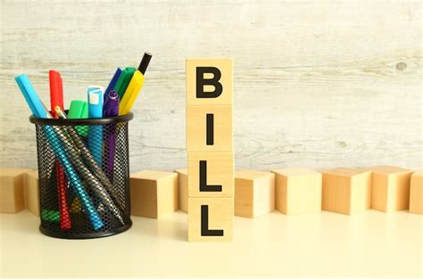 Cubos De Madera Apilados Con Letras Bill Sobre Una Mesa De Trabajo