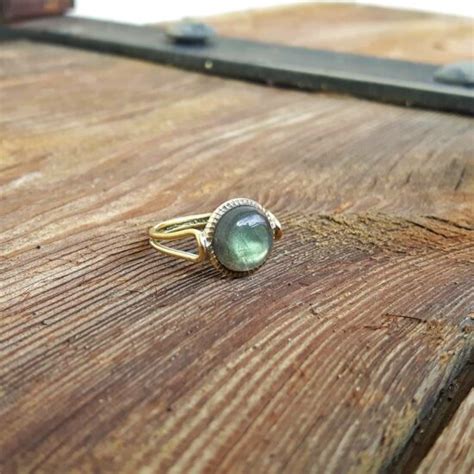 Bague fine dorée labradorite OMYOKI bijoux de créateur