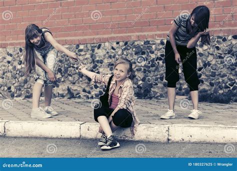 Grupo De Adolescentes Felizes Na Rua Da Cidade Imagem De Stock Imagem