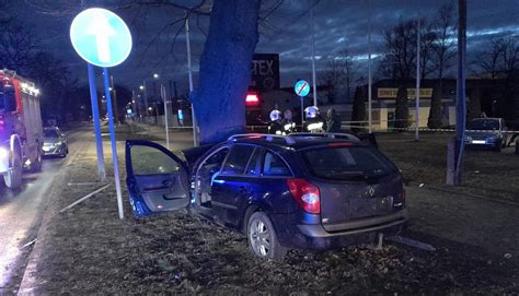 Groźny wypadek w Brzeszczach Na ul Ofiar Oświęcimia samochód z 4