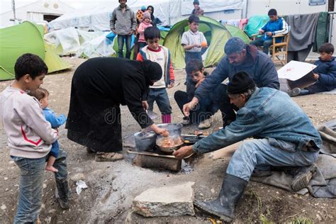 Famille Dans Le Camp De Réfugié En Grèce Image éditorial Image Du