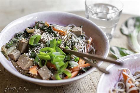 Schnelle Asia Soba Nudel Bowl Mit Mangold Karotten Tofu Sesam