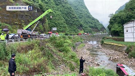 重庆一载20人客车发生侧翻，已致1死1重伤直击现场澎湃新闻 The Paper