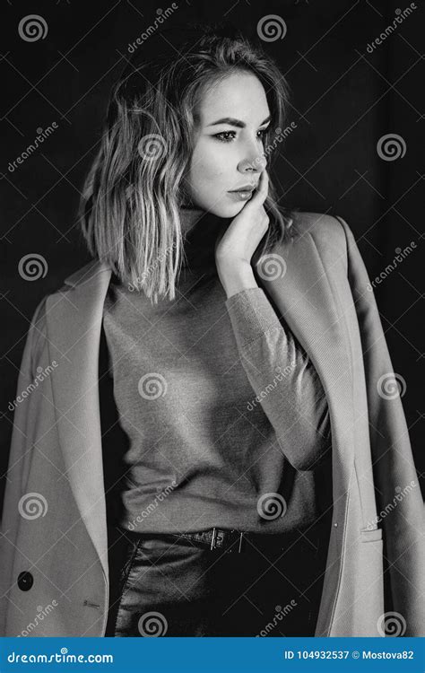 Portrait Noir Et Blanc De La Jeune Femme Blonde L Gante Attirante