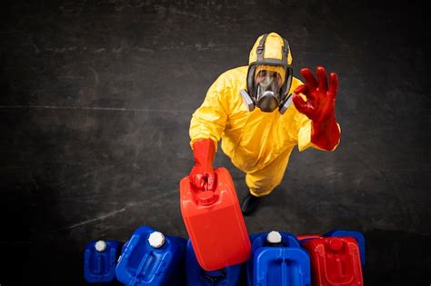 Trabajador con traje de protección contra materiales peligrosos y