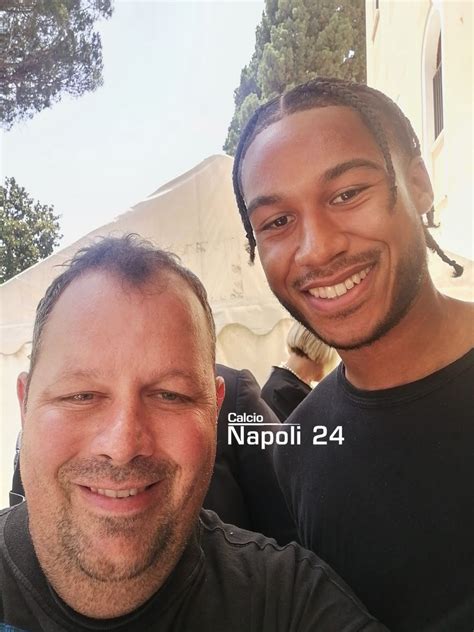 Nuovo Acquisto Cajuste La Prima Foto Con Un Tifoso Del Napoli Foto