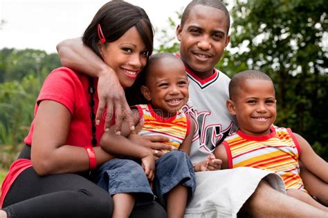 Familia Africana Que Se Divierte Foto De Archivo Imagen De Parque