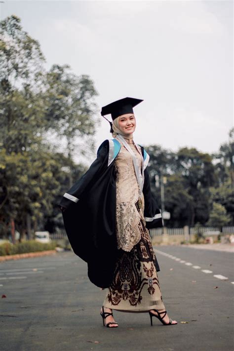 Contoh Ide Pose Foto Wisuda Keren Mengesankan Dan Kekinian