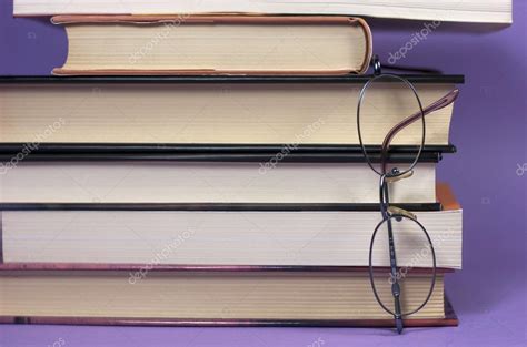 Очки и книги — Стоковое фото © oscarespinosa #32901299