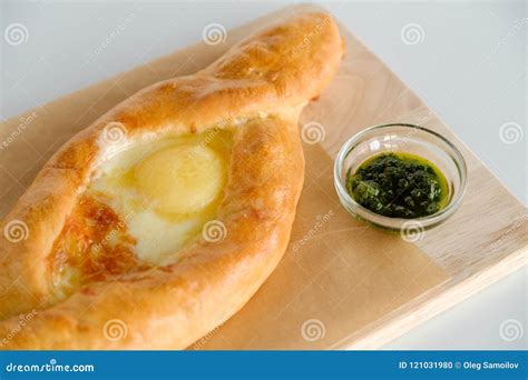 Khachapuri En Adjarian Plato Georgiano Nacional Foto De Archivo