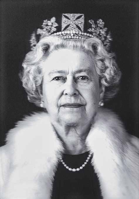 Famous Portraits Longest Reigning Monarch Wear Pearls Her Majesty