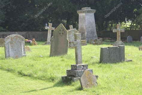 Lápidas en un cementerio tumbas o tumbas con cruces en un cementerio 2022