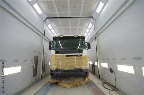 Carrosserie Camion En Cabine De Peinture Photos Adobe Stock