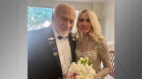 Buzz Aldrin 2ª pessoa a pisar na Lua se casa amor de longa data