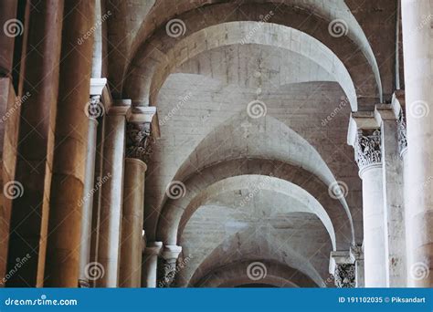 Arcos De Piedra En Un Pasillo De La Iglesia Imagen De Archivo Imagen