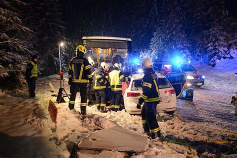 Pkw Gegen Linienbus Mit Verletzten Personen Bezirk Urfahr Umgebung