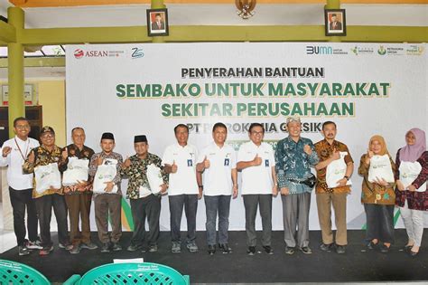 Petrokimia Gresik Bagikan Paket Sembako Untuk Masyarakat Sekitar