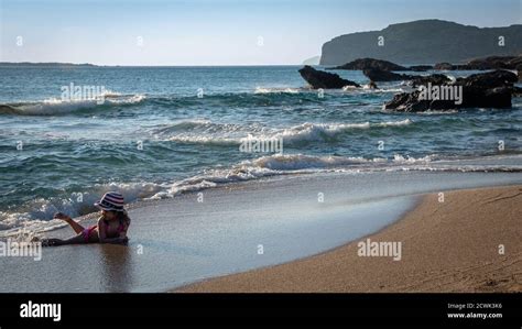 Petite Fille Plage Alongé Banque De Photographies Et Dimages à Haute