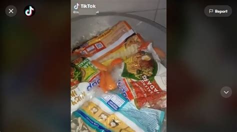 Ada Ada Saja Viral Aksi Wanita Rebus Mi Instan Langsung Pakai Bungkusnya