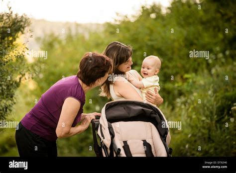 Heureux Ensemble Grand Mère Avec Sa Fille Et Sa Petite Fille Dans La