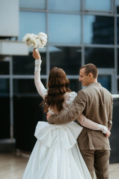 88000 Groom Holding Bride Pictures