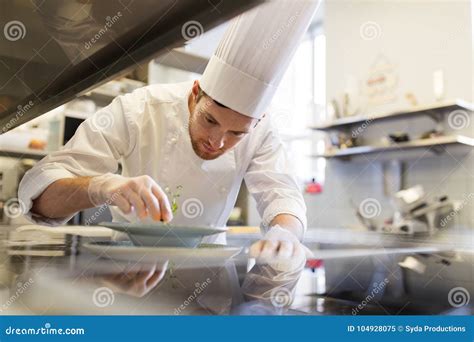 Cozinheiro Chefe Masculino Feliz Que Cozinha O Alimento Na Cozinha Do