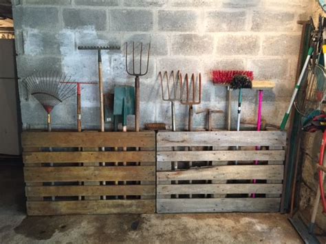 Range Outils De Jardin Des Palettes Fix Es Au Mur Garden Shed Diy