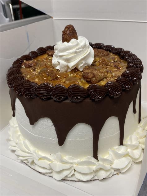 pralines and cream cake :-) : r/cakedecorating