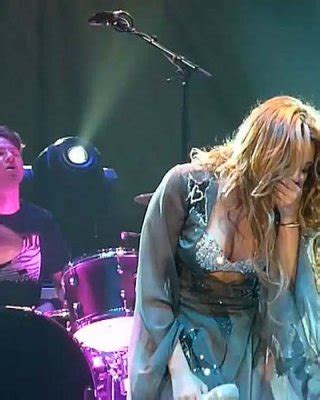 Miley Cyrus Exposing Her Fucking Sexy Body And Nice Ass On Stage Porn