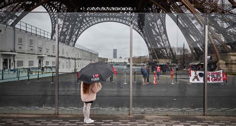 Les Touristes Priv S De Tour Eiffel En Raison D Une Gr Ve Reconductible