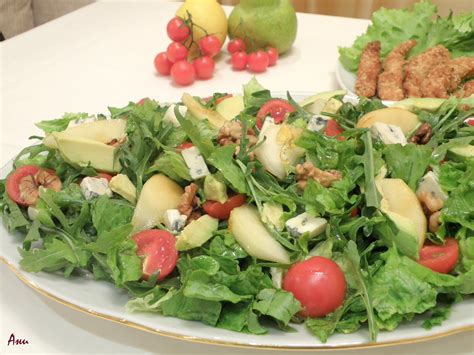 Вкуснотека: Салата с рукола, синьо сирене и карамелизирани круши