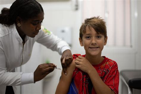 Volta Redonda Primeiro Dia De Vacina O Contra A Dengue Movimenta