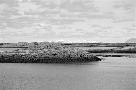 Fjord Bergslandskap Och Snodda Berg Med Molnig Himmel I Unniga Jordar